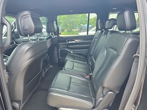 Used 2023 Jeep Wagoneer 4WD image 19