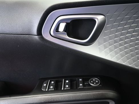Used 2025 Kia Soul LX w/ LX Technology Package FWD image 16