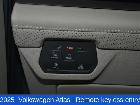 Used 2025 Volkswagen Atlas SE AWD/4WD image 9