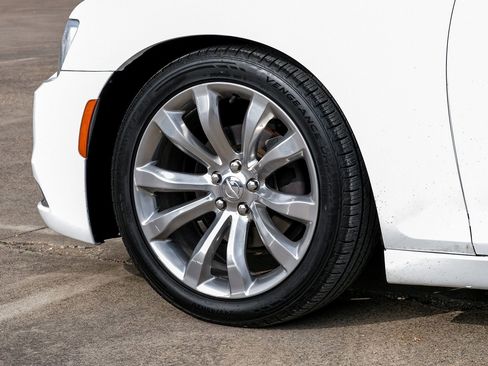 Used 2018 Chrysler 300 Limited image 50