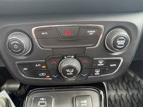 Used 2019 Jeep Compass Latitude FWD image 21