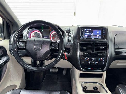 Used 2019 Dodge Grand Caravan SXT image 17