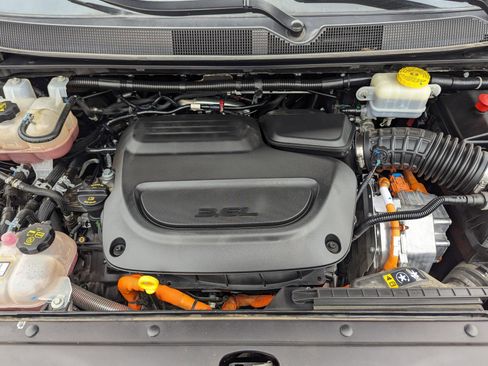 Used 2024 Chrysler Pacifica Select image 32