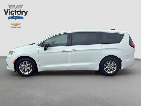 Used 2024 Chrysler Pacifica Touring-L FWD image 4