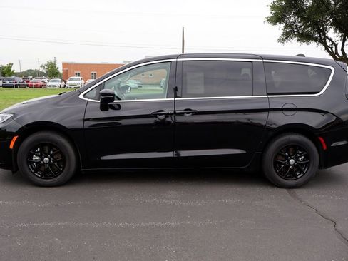 Used 2024 Chrysler Pacifica Touring-L FWD image 2