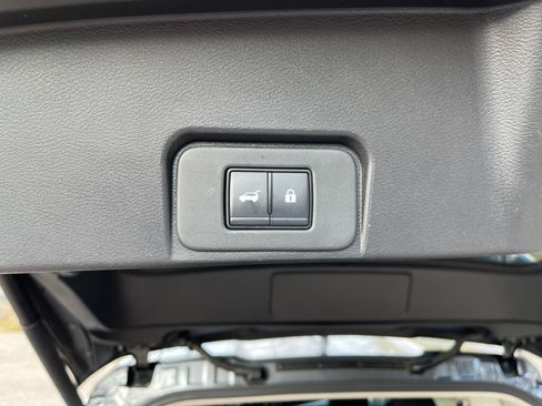 Used 2025 Nissan Rogue SV image 23