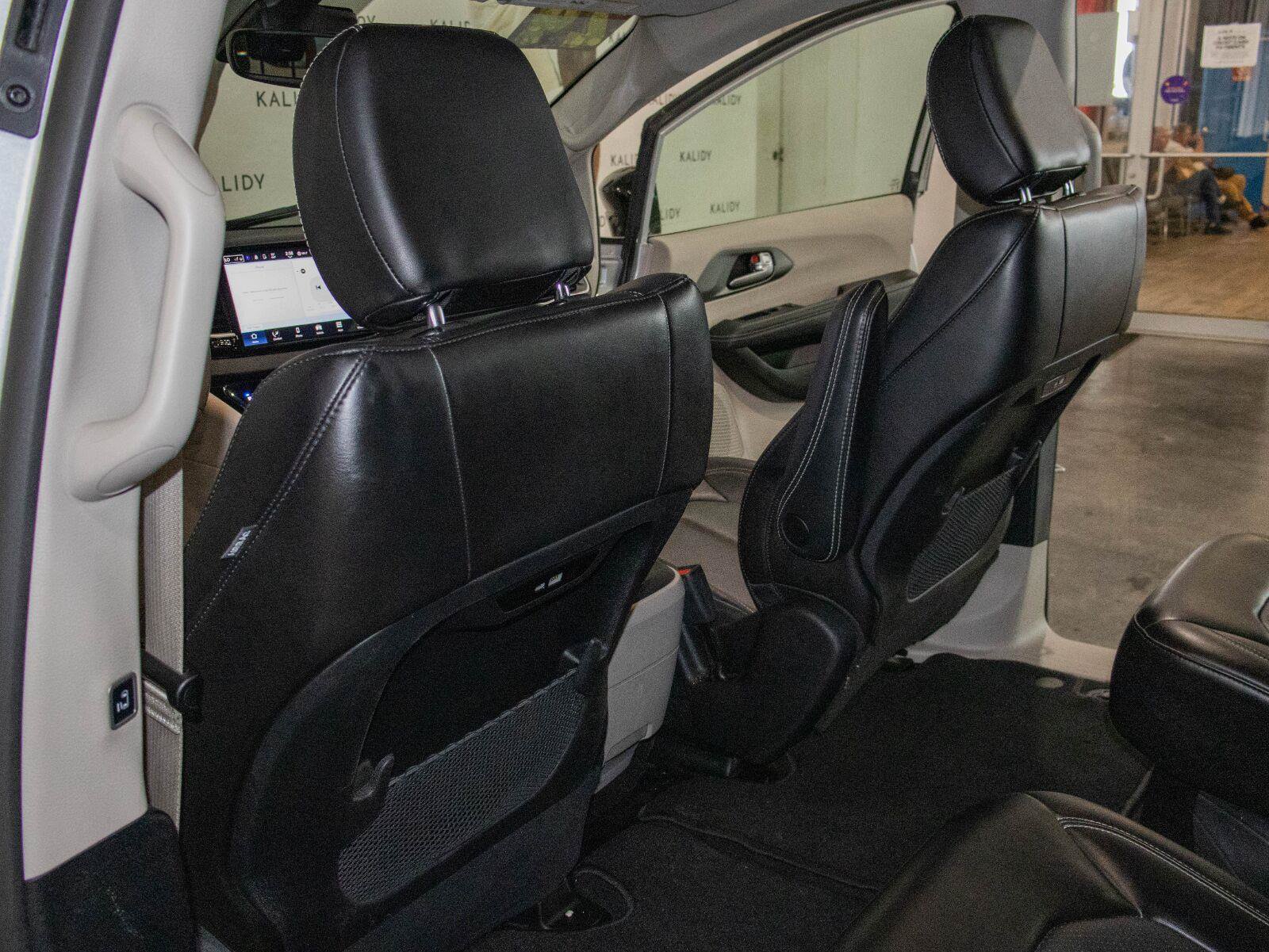 Used 2024 Chrysler Pacifica Touring-L FWD image 9