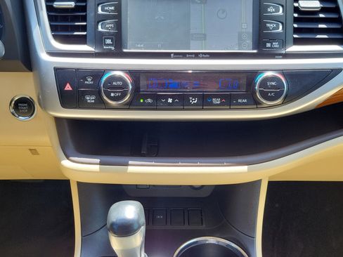 Used 2018 Toyota Highlander Limited FWD image 15