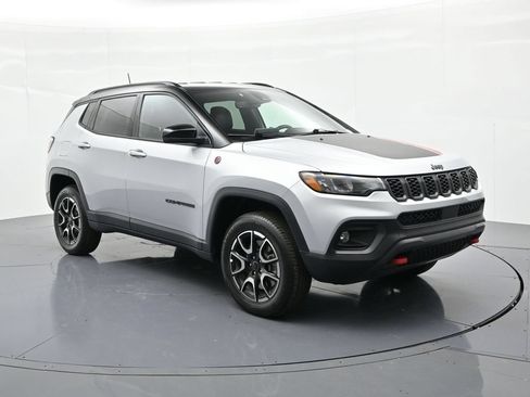 Used 2025 Jeep Compass Trailhawk AWD/4WD image 3