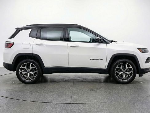 Used 2025 Jeep Compass Limited image 11