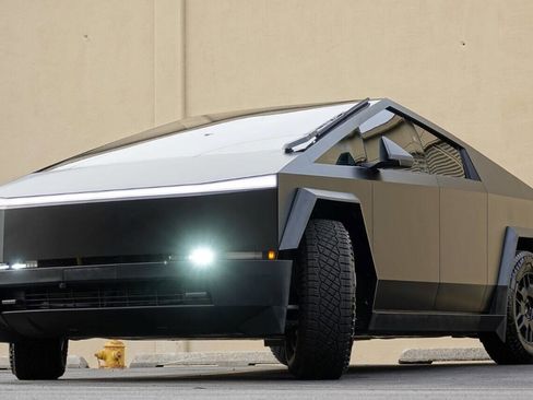 Used 2024 Tesla Cybertruck AWD Crew Cab image 45