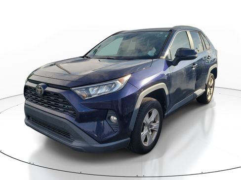 Used 2021 Toyota RAV4 XLE w/ Convenience Package FWD image 3