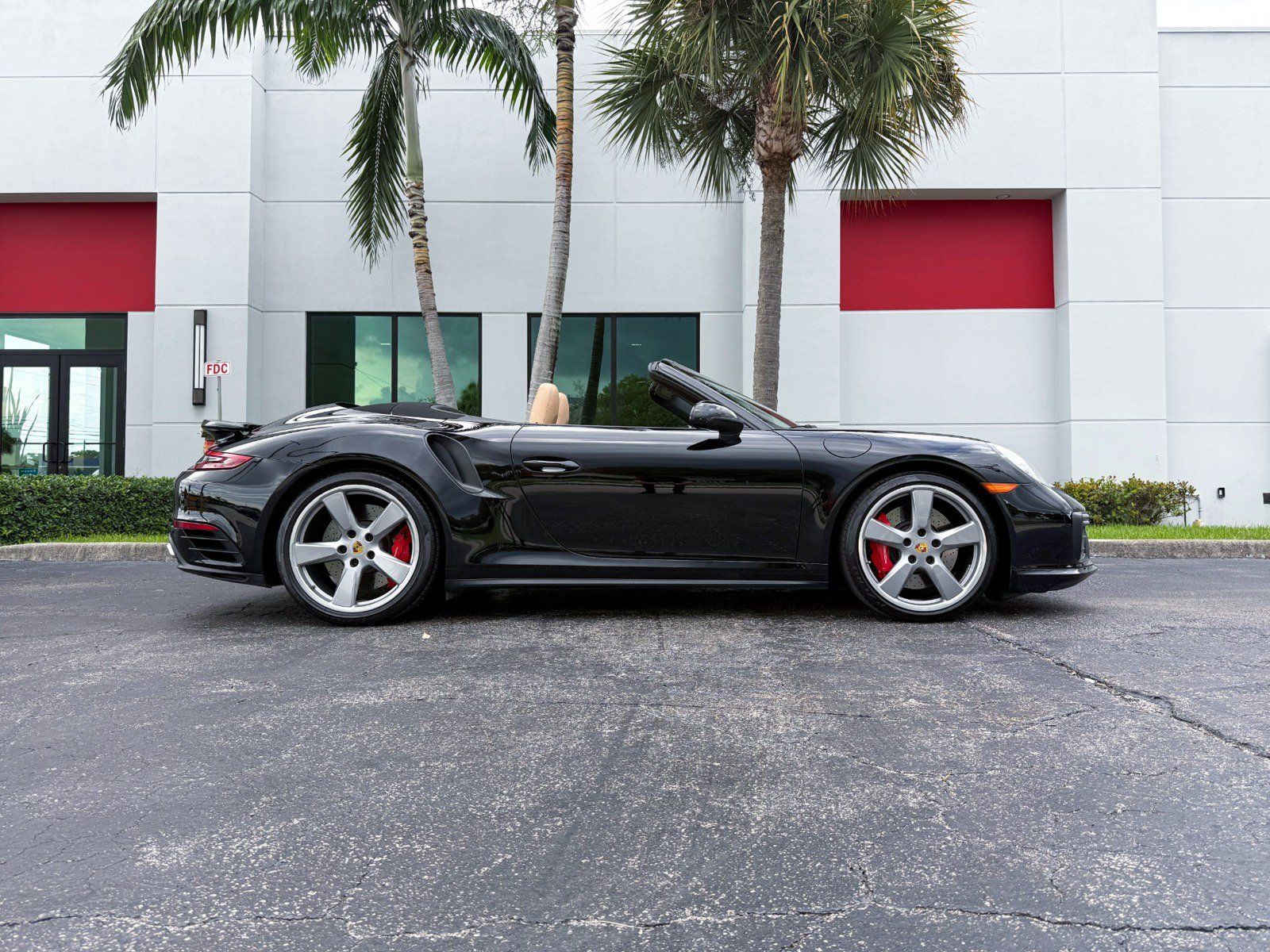 Used 2019 Porsche 911 4 Cabriolet AWD/4WD image 2