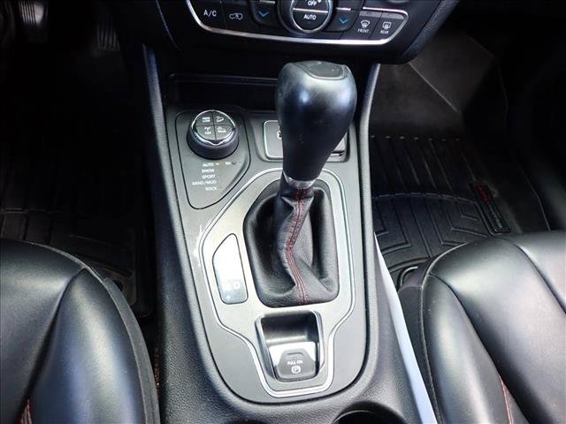 Used 2020 Jeep Cherokee Trailhawk w/ Comfort/Convenience Group AWD/4WD image 13