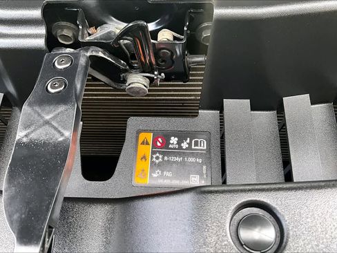 Used 2024 Chevrolet Suburban LT image 33