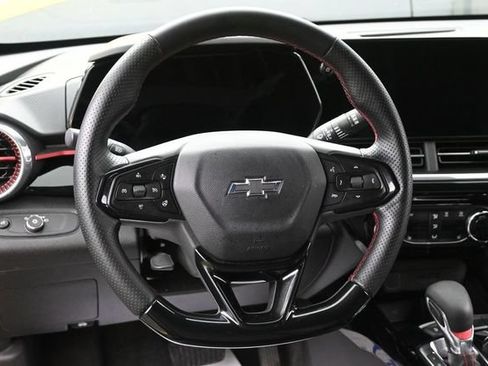 Used 2025 Chevrolet Trax RS w/ Driver Confidence Package FWD image 28