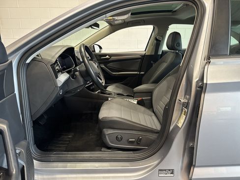Used 2025 Volkswagen Jetta SE FWD image 13