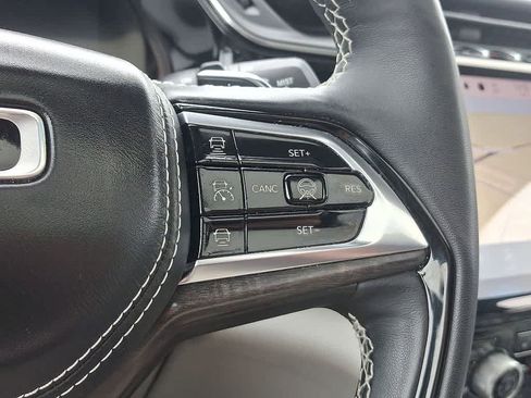 Used 2023 Jeep Grand Cherokee Overland w/ Adv Protech Group III AWD/4WD image 18