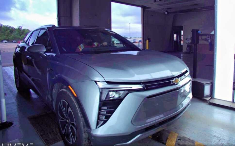 Used 2024 Chevrolet Blazer EV LT AWD/4WD image 3