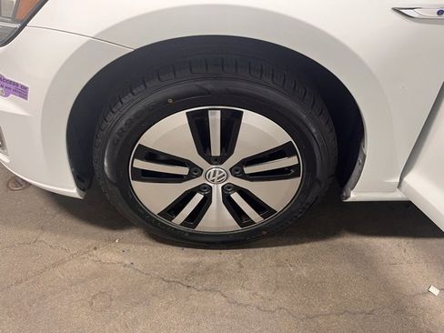 Used 2019 Volkswagen e-Golf SE w/ Driver Assistance Package image 29