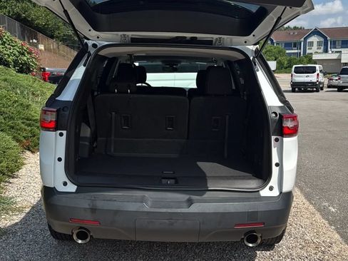 Used 2021 Chevrolet Traverse LS FWD image 9