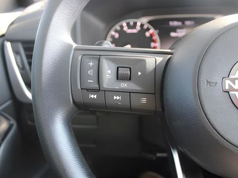 Used 2024 Nissan Rogue S image 32