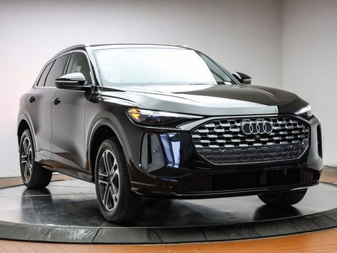 Certified 2025 Audi Q5 Premium w/ Convenience Package image 3