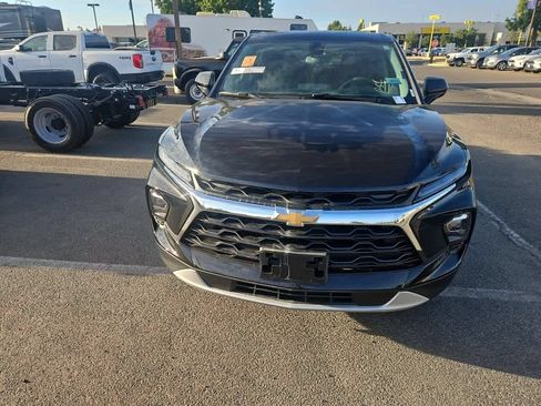 Used 2025 Chevrolet Blazer LT FWD image 2
