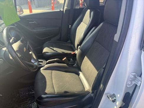 Used 2017 Chevrolet Trax LT w/ LT Convenience Package FWD image 12