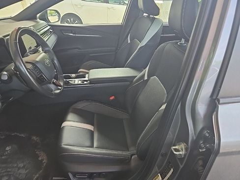 Used 2025 Toyota Camry SE FWD image 4