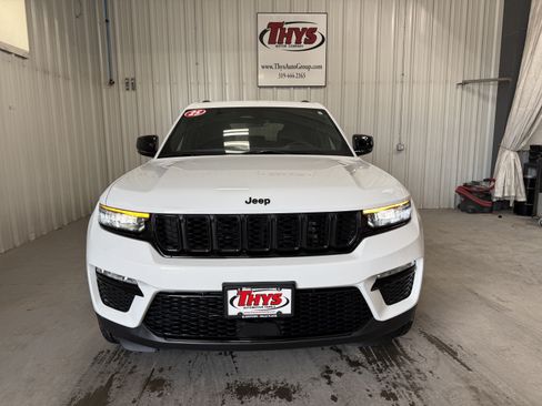 Used 2025 Jeep Grand Cherokee Limited w/ Black Appearance Package AWD/4WD image 17