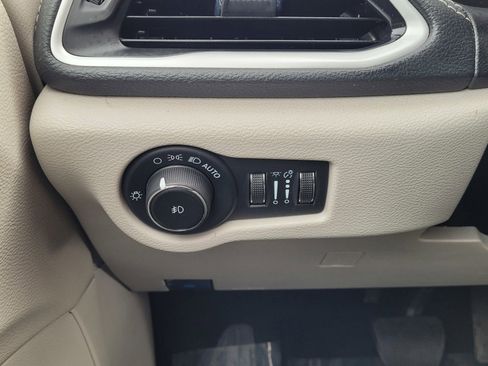 Used 2023 Chrysler Pacifica Touring-L image 18