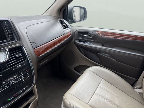 Used 2016 Chrysler Town & Country Touring image 19