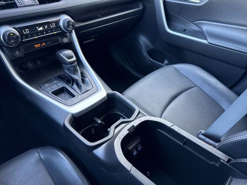 Used 2022 Toyota RAV4 XLE Premium image 18