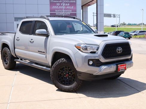 Used 2019 Toyota Tacoma TRD Sport w/ Technology Package AWD/4WD image 2