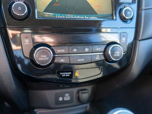 Used 2019 Nissan Rogue SV image 29