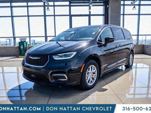 Used 2024 Chrysler Pacifica Touring-L FWD image 24