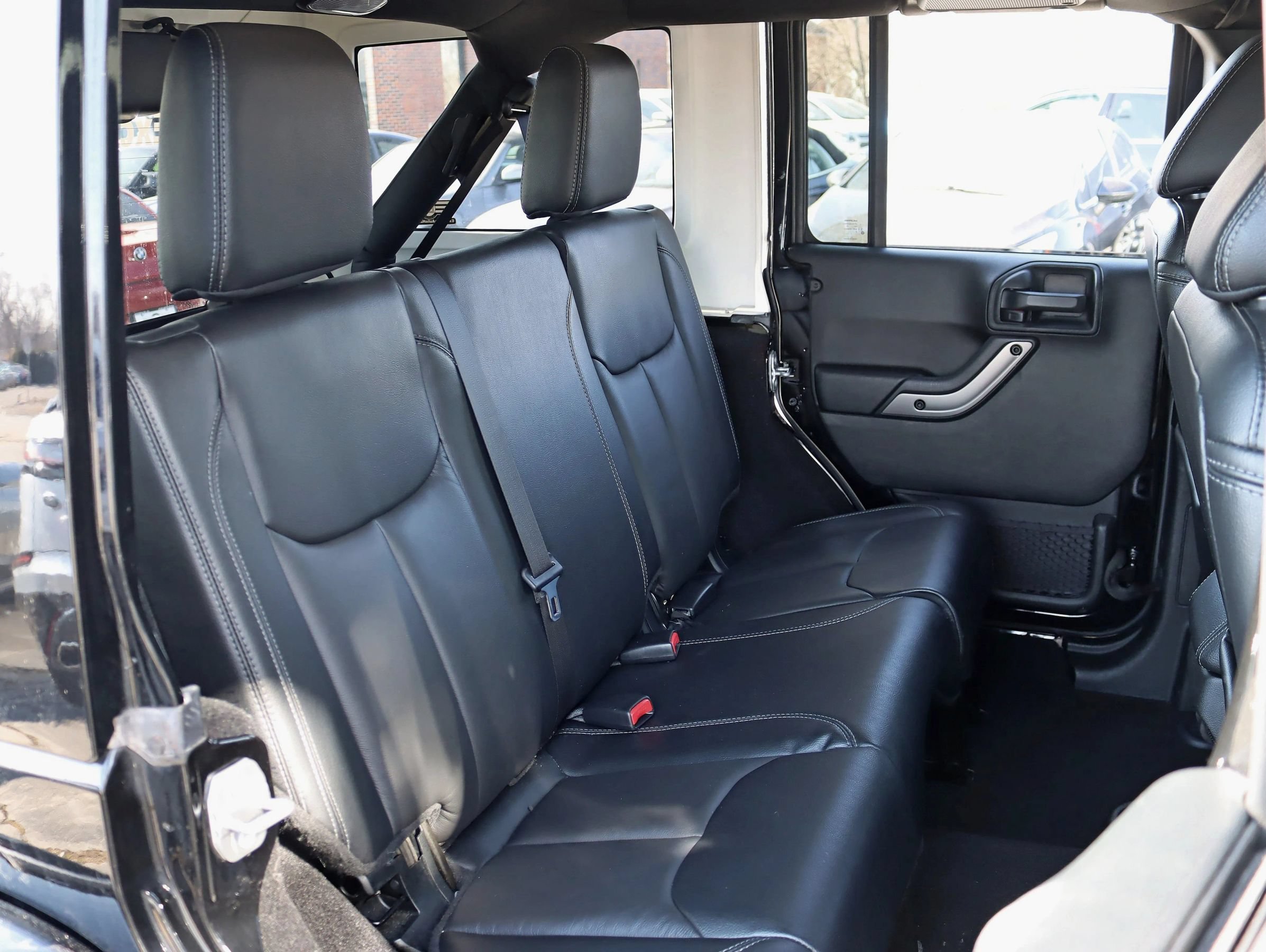 Used 2018 Jeep Wrangler Unlimited Sahara AWD/4WD image 31