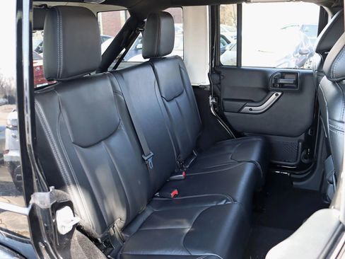 Used 2018 Jeep Wrangler Unlimited Sahara AWD/4WD image 31