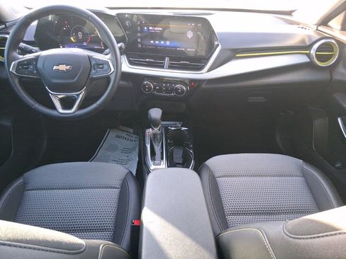 Used 2025 Chevrolet Trax LT w/ Driver Confidence Package image 5