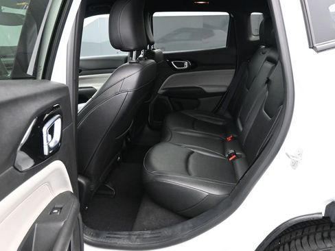 Used 2025 Jeep Compass Limited image 18