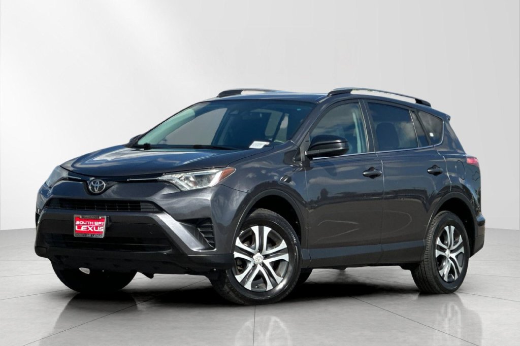 Used 2017 Toyota RAV4 LE FWD image 1