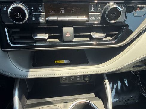 Used 2023 Toyota Highlander XLE AWD/4WD image 17