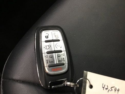 Used 2024 Chrysler Pacifica Touring-L image 10