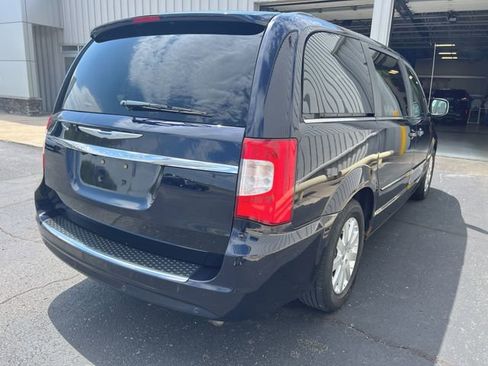 Used 2011 Chrysler Town & Country Touring-L w/ Entertainment Group #2 FWD image 9