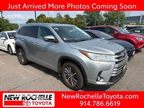 Used 2018 Toyota Highlander XLE AWD/4WD image 1