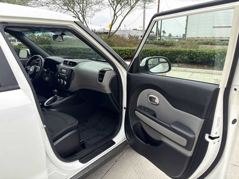Used 2016 Kia Soul + image 14