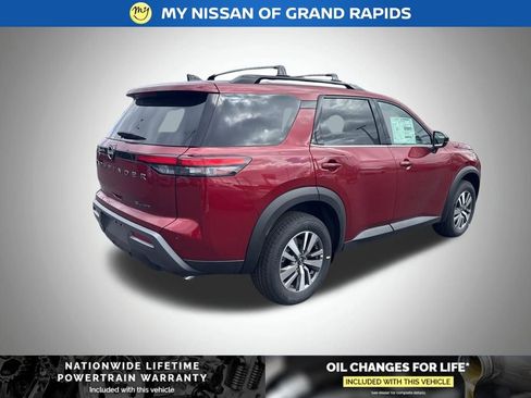New 2026 Nissan Pathfinder SL image 2
