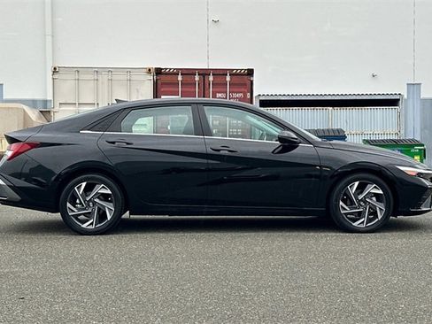 Used 2025 Hyundai Elantra Limited image 3