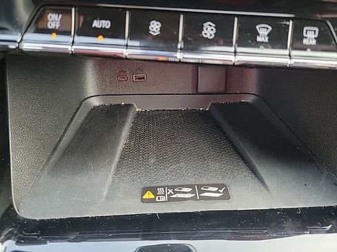 Used 2025 Chevrolet Traverse RS image 32